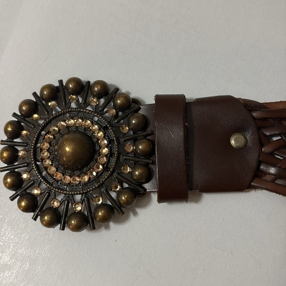 Black & Brown brown leather statement belt. Length is 43  display picture 2